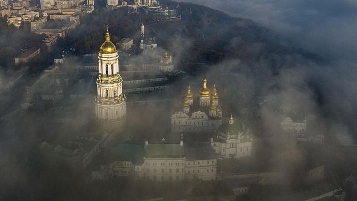 Святые мощи в Киево-Печерской лавре укрыли вышиванками